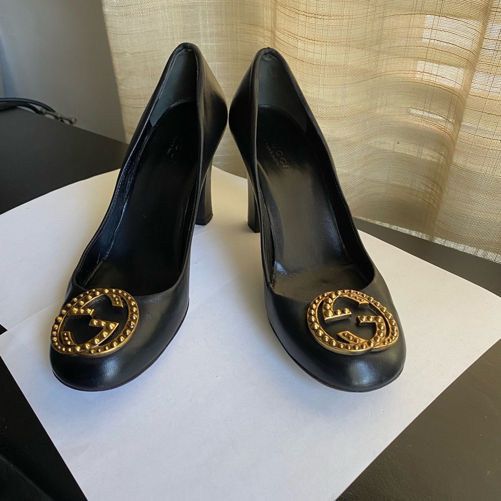 Gucci Black Heels Pumps Gold interlocking logo Emblem